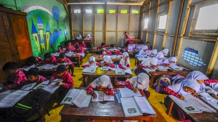 Bangunan Sekolah Rusak, Siswa SDN Suci Serang Pasrah Belajar di Kantin Sejumlah siswa kelas empat mengikuti kegiatan belajar mengajar dengan lesehan di ruang kantin SD Negeri Suci, Kota Serang, Banten, Rabu (7/8/2024). Pihak sekolah menyebutkan, dalam sewindu terakhir sebanyak tujuh ruang kelas rusak bagian dinding, atap dan lantai sehingga sekolah terpaksa menggunakan salah satu ruangan kantin menjadi ruang belajar siswa. ANTARA FOTO/Muhammad Bagus Khoirunas/rwa.