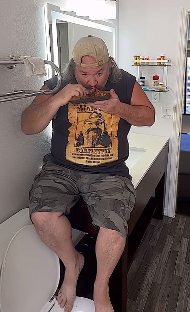 Konten Kreator Ini Dijuluki 'Bathroom Chef' Gegara Masak di Kamar Mandi