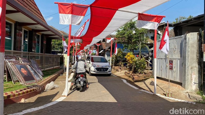 Bendera Merah Putih dipasang warga menghiasi pemukiman
