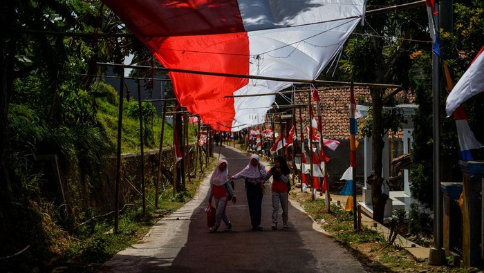 Bendera Merah Putih Membentang 1 Km di Majalengka Foto udara pembentangan bendera Merah Putih di Kampung Panggilingan, Kecamatan Lemahsugih, Kabupaten Majalengka, Jawa Barat, Rabu (7/8/2024). Warga Kampung Penggilingan membentangkan bendera Merah Putih sepanjang satu kilometer di kawasan permukiman guna menyemarakkan HUT ke-79 RI. ANTARA FOTO/Raisan Al Farisi/rwa.