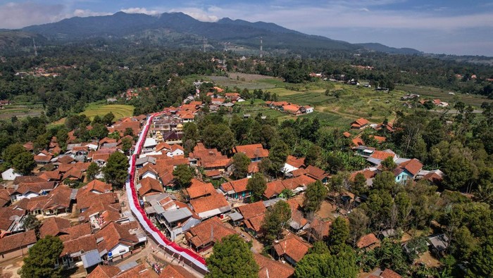Bendera Merah Putih Membentang 1 Km di Majalengka Foto udara pembentangan bendera Merah Putih di Kampung Panggilingan, Kecamatan Lemahsugih, Kabupaten Majalengka, Jawa Barat, Rabu (7/8/2024). Warga Kampung Penggilingan membentangkan bendera Merah Putih sepanjang satu kilometer di kawasan permukiman guna menyemarakkan HUT ke-79 RI. ANTARA FOTO/Raisan Al Farisi/rwa.