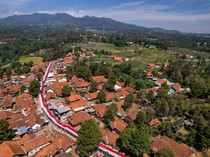Bendera Merah Putih Sepanjang 1 Km Membentang di Majalengka