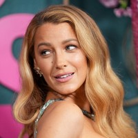 Untuk melengkapi penampilan glamornya, Blake Lively menata rambut dengan gaya bergelombang dan makeup soft-glam bernuansa nude pink. Foto: Variety via Getty Images/John Nacion