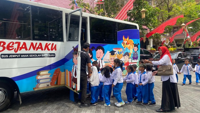 Bus Jemput Anak Sekolah Baca Buku