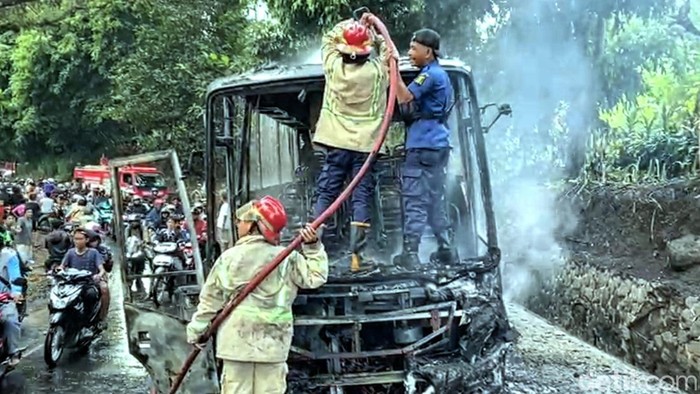 Bus Maya Gapura Intan (MGI) jurusan Bogor - Plabuhanratu terbakar hebat di ruas Jalan Cibadak - Palabuhanratu.