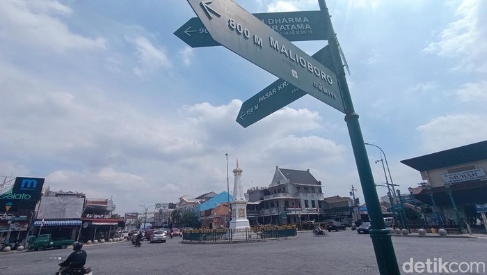 Cuaca di sekitar kawasan simpang empat Tugu Pal Putih Jogja, Rabu (7/8/2024)