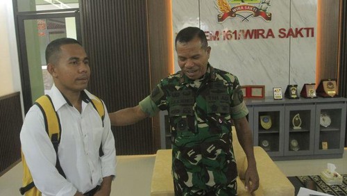 Danrem 161/Wirasakti Kupang Brigjen TNI Joao Xavier Barreto Nunes (kanan) saat bertemu Joni (ANTARA/Kornelis Kaha)
