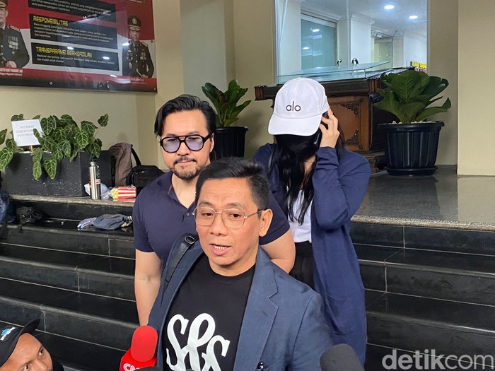 David Bayu mendampingi putrinya usai menjalani pemeriksaan soal dugaan video syur mirip anaknya. David Bayu mendampingi putrinya usai menjalani pemeriksaan soal dugaan video syur mirip anaknya.