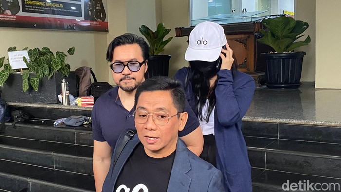 David Bayu mendampingi putrinya usai menjalani pemeriksaan soal dugaan video syur mirip anaknya.