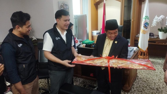 DPW PKS terima roti buaya dan bir pletok dari Ubah Bareng