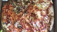 Pizza dari Papa Johns ini juga menjadi yang terburuk. Disajikan kurang rapi, dengan saus bawang putih dan cabai pepperoncini yang berantakan. Foto: MSN.com