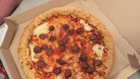 Jaringan restoran terkenal Pizza Hut ternyata pernah menyajikan pizza buruk. Seperti pizza ini yang toppingnya sangat sedikit dan terlihat kering. Foto: MSN.com