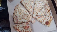 Pizza dengan keju mozarella yang mulur mungkin menjadi favorit banyak orang. Namun, tidak dengan pizza mozarella dari Little Caesar yang bentuknya berantakan dan potongannya tidak komplet. Foto: MSN.com