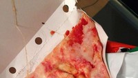 Ini salah satu pizza terburuk dari restoran Sbarro. Terlihat pizzanya lembek dengan pepperoni gosong, dan keju yang disebut-sebut rasanya kardus. Foto: MSN.com