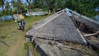 Pengunjung melihat gazebo yang roboh di objek wisata Green Talao Park Ulakan Padang Pariaman, Sumatera Barat, Rabu (7/8/2024).