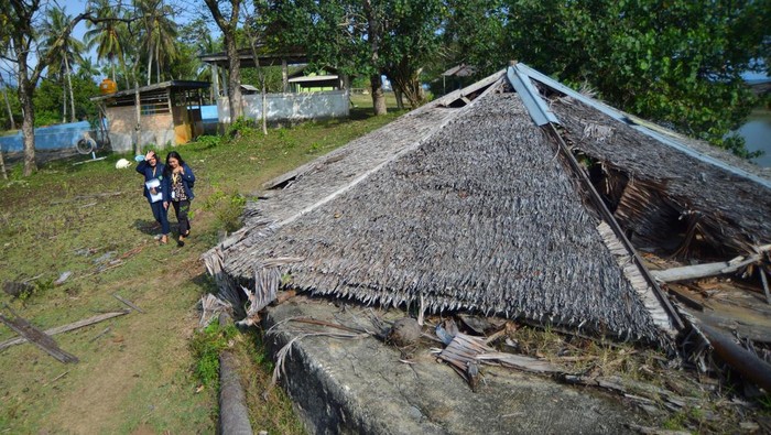 Pengunjung melihat gazebo yang roboh di objek wisata Green Talao Park Ulakan Padang Pariaman, Sumatera Barat, Rabu (7/8/2024). Desa wisata peraih anugerah desa wisata Indonesia (ADWI) 2022 sebagai desa terbaik yang memiliki treking mangrove sepanjang 1,8 kilometer itu kini kondisinya rusak dan terbengkalai  ANTARA FOTO/Iggoy el Fitra/YU