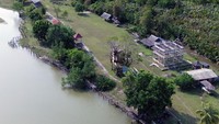 Desa ini terkenal memiliki treking mangrove sepanjang 1,8 kilometer.  