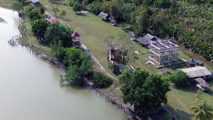 Duh, Desa Wisata di Sumbar Peraih Penghargaan ADWI Rusak Pengunjung melihat gazebo yang roboh di objek wisata Green Talao Park Ulakan Padang Pariaman, Sumatera Barat, Rabu (7/8/2024). Desa wisata peraih anugerah desa wisata Indonesia (ADWI) 2022 sebagai desa terbaik yang memiliki treking mangrove sepanjang 1,8 kilometer itu kini kondisinya rusak dan terbengkalai ANTARA FOTO/Iggoy el Fitra/YU