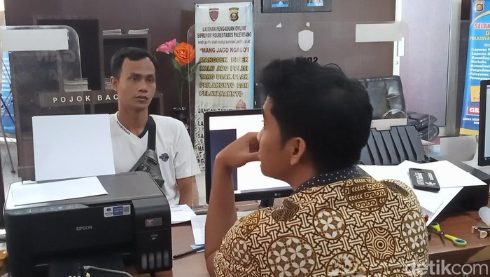 Feri Umar Evendi (34) lapor ke SPKT Polrestabes Palembang usai akun marketplace-nya dibajak OTK dan menerima tunggakan Rp 26,5 juta.