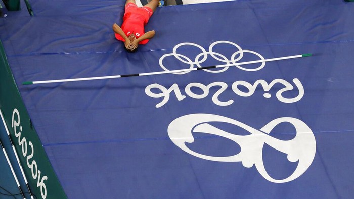 Japans Hiroki Ogita reacts after a failed attempt during a pole vault qualifying round at the athletics competitions of the 2016 Summer Olympics at the Olympic stadium in Rio de Janeiro, Brazil, Saturday, Aug. 13, 2016. (AP Photo/Morry Gash)