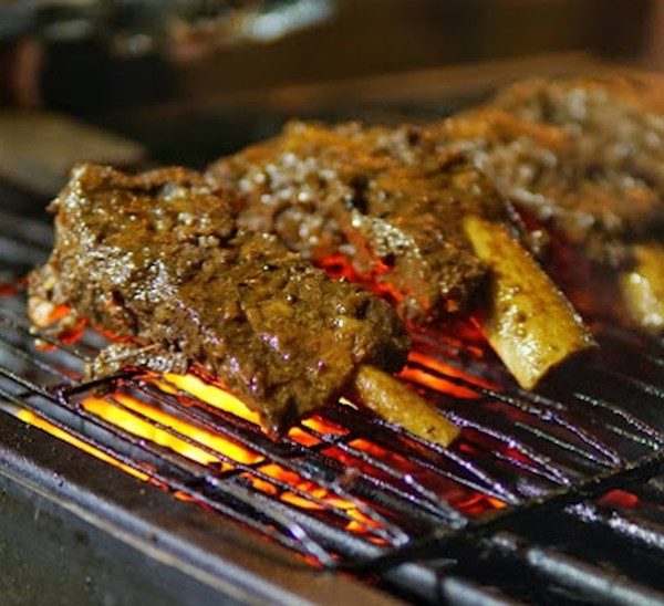 Gede Banget! 5 Tempat Makan Ini Punya Iga Bakar Potongan Super Jumbo
