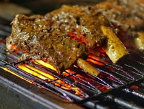 Gede Banget! 5 Tempat Makan Ini Punya Iga Bakar Potongan Super Jumbo