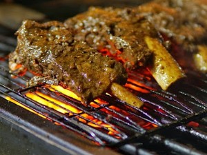 Gede Banget! 5 Tempat Makan Ini Punya Iga Bakar Potongan Super Jumbo