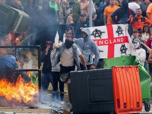 Inggris Rusuh, Warga Muslim di Liverpool Bantu Atasi Kebencian Rasial