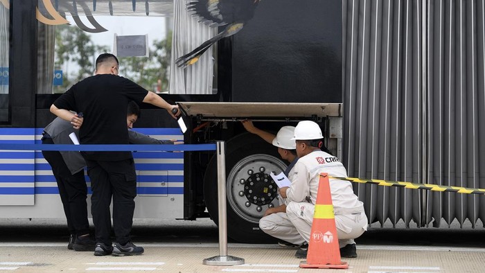 Ini Potret Kereta Tanpa Rel yang Mau Dijajal di IKN Ketua Satgas Pelaksanaan Pembangunan Infrastruktur IKN Danis H Sumadilaga (kiri) berjalan di depan gerbong kereta otonom di IKN, Penajam Paser Utara, Kalimantan Timur, Selasa (6/8/2024). Menurut Dirjen Perkeretaapian Kementerian Perhubungan (Kemenhub) Mohamad Risal Wasal, uji kelayakan jalan kereta otonom tersebut akan berlangsung selama lima hari untuk penyesuaian medan jalan yang dilalui saat perayaan HUT Ke-79 Kemerdekaan RI.