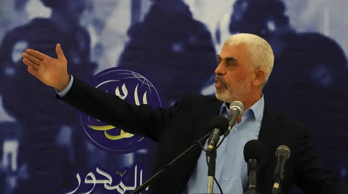 Ini Sosok Yahya Sinwar yang Jadi Pemimpin Baru Hamas Hamas menunjuk Yahya Sinwar sebagai pemimpin politik barunya menggantikan Ismail Haniyeh yang tewas terbunuh di Teheran. Ini sosoknya.