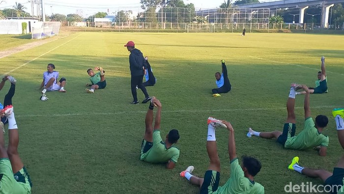 Jafri Sastra saat memimpin latihan pemain