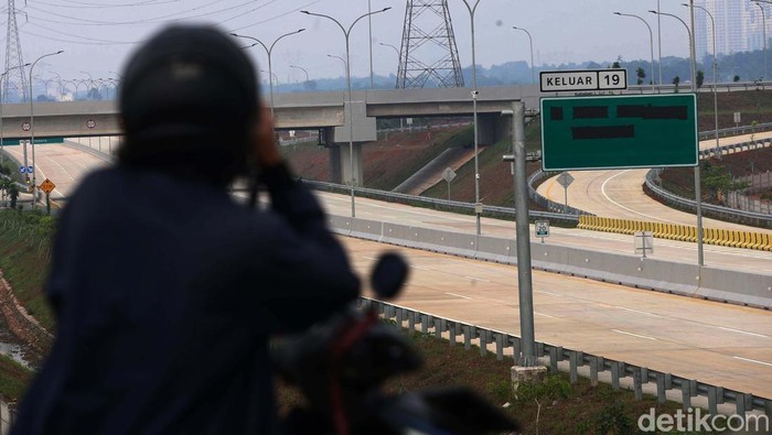 Jalan Tol Serbaraja Seksi 1B Akan Segera Beroperasi Jalan Tol Serbaraja Seksi 1B akan segera dioperasikan. Pembangunan jalan tersebut kini telah mencapai 94,44 persen.