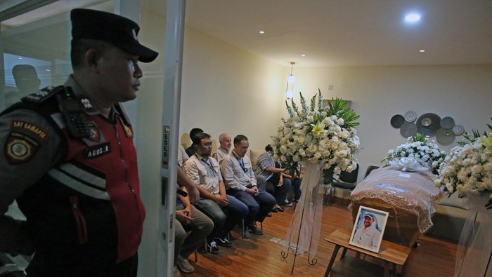 Kerabat berada di ruang pesemayaman peti jenazah pilot helikopter milik PT Intan Angkasa Air Service, Glen Malcolm Conning setibanya dari Papua di Human Remain Cargo Jenazah Bandara Soekarno Hatta, Tangerang, Banten, Rabu (7/8/2024). Glen Malcolm Conning merupakan korban penembakan oleh Kelompok Kriminal Bersenjata (KKB) yang terjadi di Distrik Alama, Mimika, Papua Tengah pada Senin (5/8/2024). ANTARA FOTO/Muhammad Iqbal/tom.
