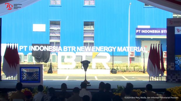 Jokowi resmikan pabrik anoda baterai lithium di Kendal.