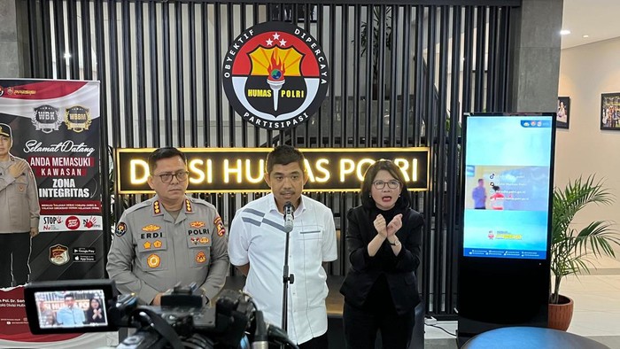 Juru Bicara Densus 88 Antiteror Polri, Kombes Aswin Siregar (tengah)-(Rumondang/detikcom)