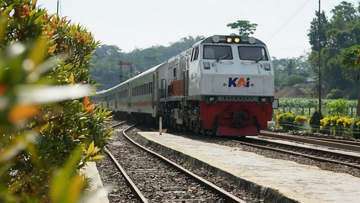 KA Blambangan Ekspres melintas