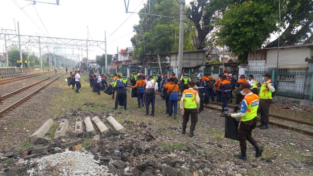 KAI bersama petugas gabungan membersihkan sampah di area jalur kereta api (KA) dari Kemayoran, Jakarta Pusat hingga Tanjung Priok, Jakarta Utara. (dok KAI Daop 1)