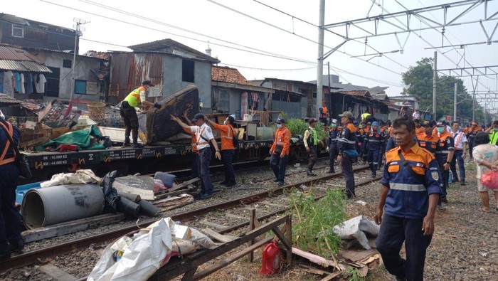 KAI Tindak Tegas Pembuang Sampah ke Kereta di Jalur Kemayoran-Priok