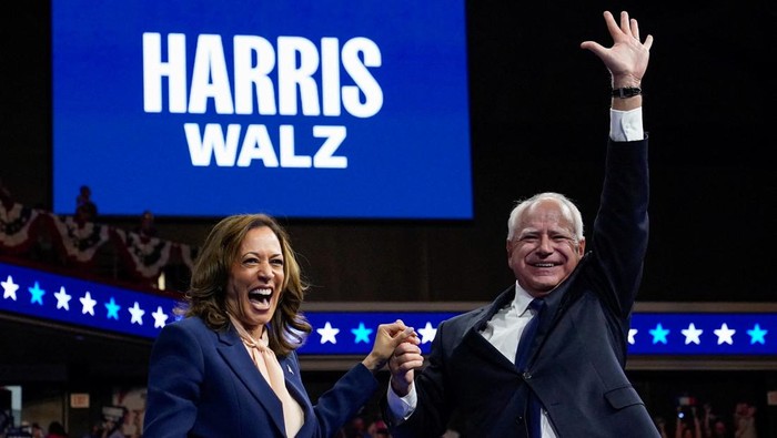 U.S. Vice President and Democratic presidential candidate Kamala Harris and her newly chosen vice presidential running mate Minnesota Governor Tim Walz react as they hold a campaign rally in Philadelphia, Pennsylvania, U.S., August 6, 2024. REUTERS/Elizabeth Frantz