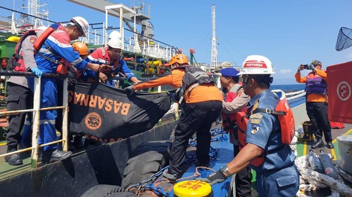 Proses evakuasi ABK korban kebakaran kapal tanker di Gili Tepekong, Karangasem, Bali, Rabu (7/8/2024).