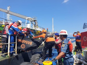 5 Jenazah Korban Kebakaran Kapal Tanker Dievakuasi ke RSUP Prof Ngoerah