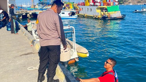 Kapolres Manggarai Barat AKBP Christian Kadang mengecek pengamanan di pelabuhan Marina Labuan Bajo.