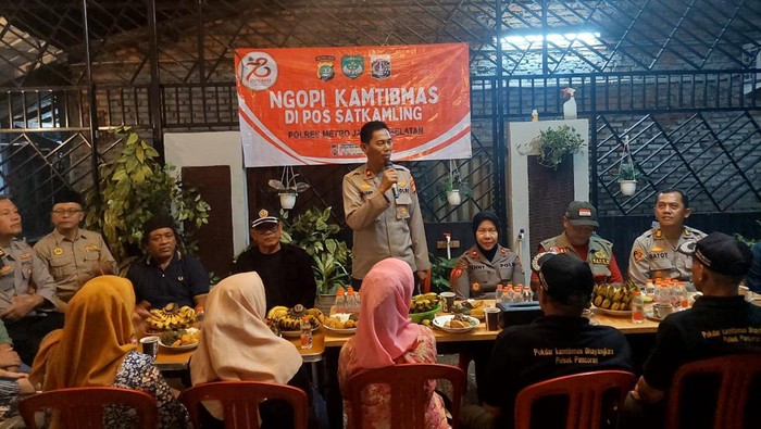 Kapolsek Pancoran Kompol Sujarwo dalam kegiatan Ngopi Kamtibmas