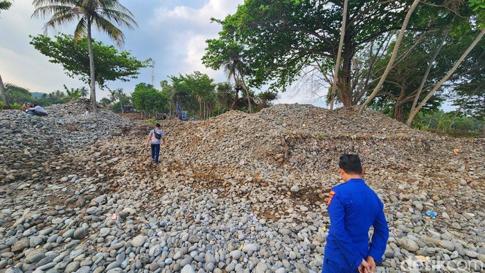 Kawasan sempadan Pantai Cikakak Sukabumi.