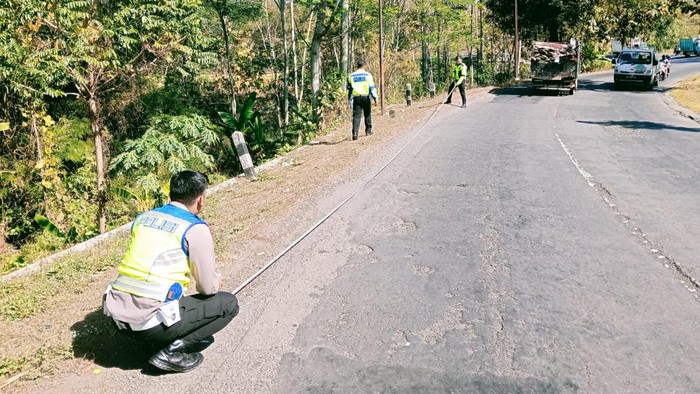 Polisi melakukan olah TKP di lokasi kejadian kecelakaan lalu lintas Sidoharjo.