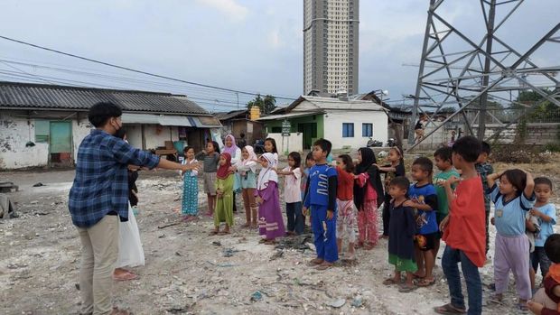 Kegiatan mengajar anak-anak yang dilakukan anggota Komunitas Lingkar Muda di Surabaya.