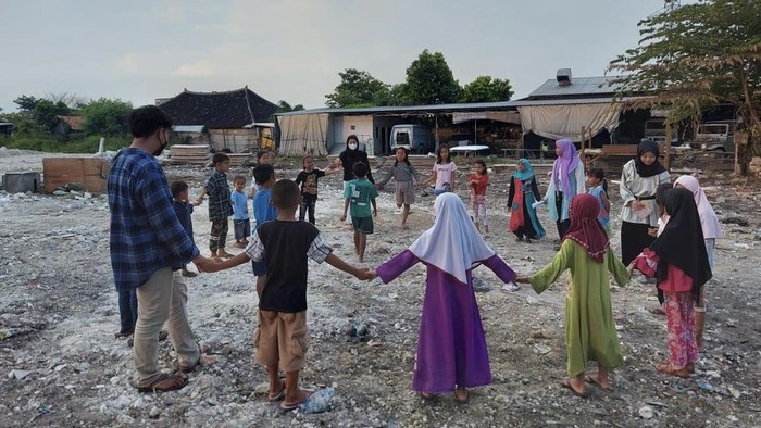 Kegiatan mengajar anak-anak yang dilakukan anggota Komunitas Lingkar Muda di Surabaya.