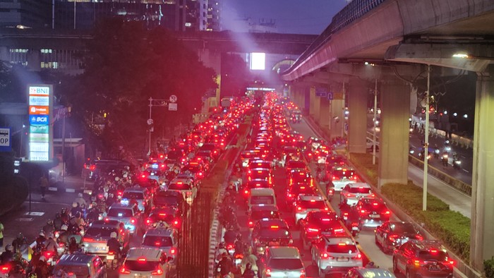 Kemacetan akibat pipa gas bocor di Kuningan, Jakarta Selatan (Adrial/detikcom)