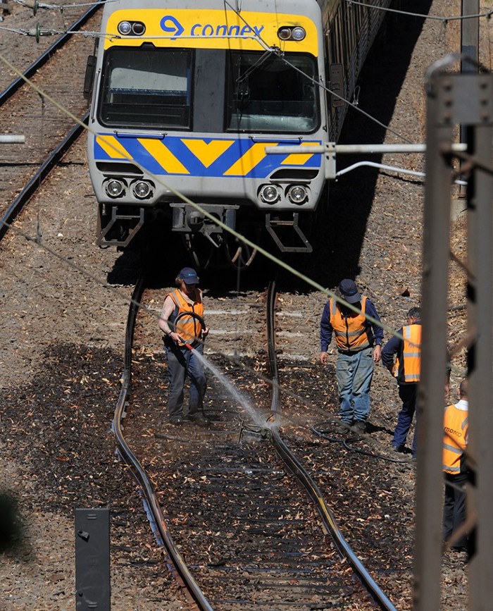 Kereta Connex berhenti di Jolimont, Melbourne, karena rel kereta melengkung akibat panas ekstrem.