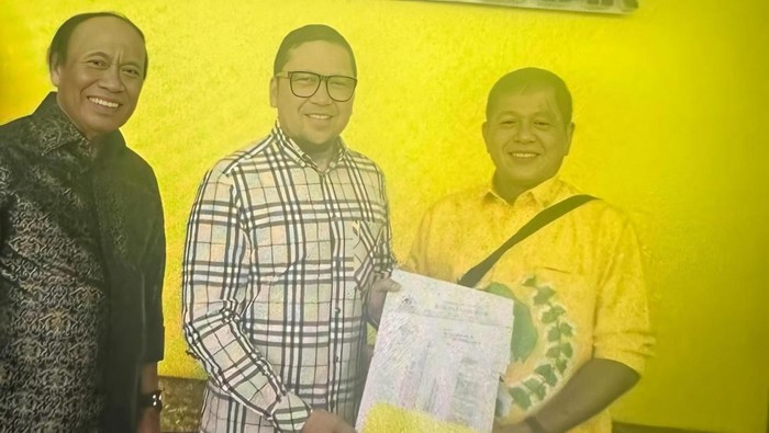 Ketua Bappilu DPP Golkar Ahmad Doli Kurnia menyerahkan rekomendasi Golkar kepada Ketua DPD II Golkar Soppeng Andi Kaswadi Razak untuk duet Suwardi-Selle.
